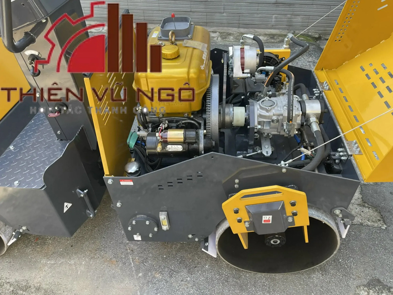 1-ton vibratory roller with 2 steel wheels