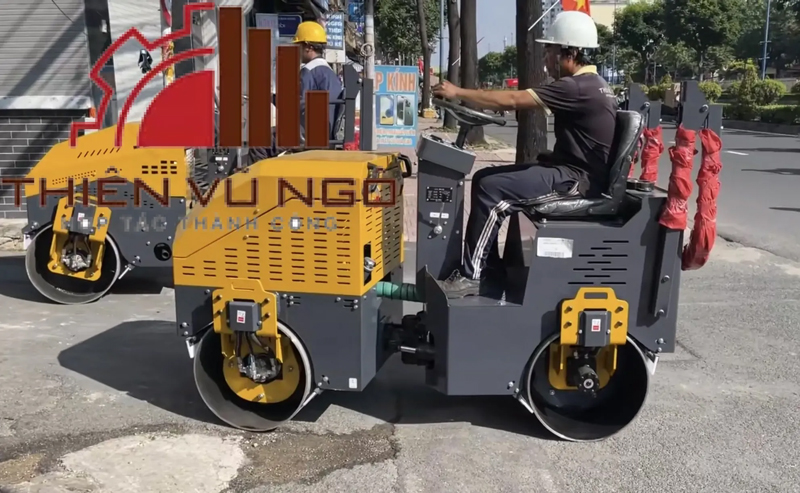 Steel-wheeled vibratory roller