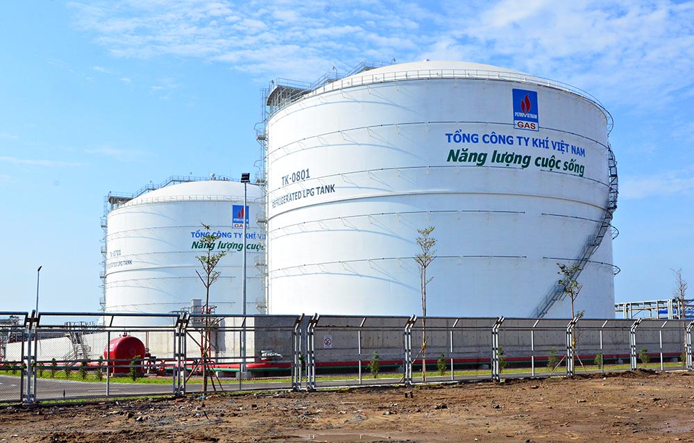 Vertical storage tank