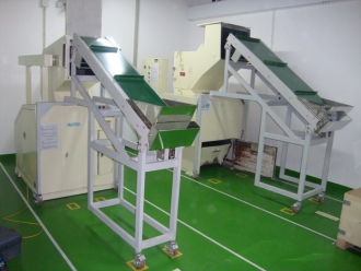 Plastic crusher conveyor