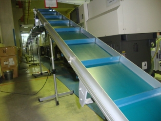 Shipping conveyor