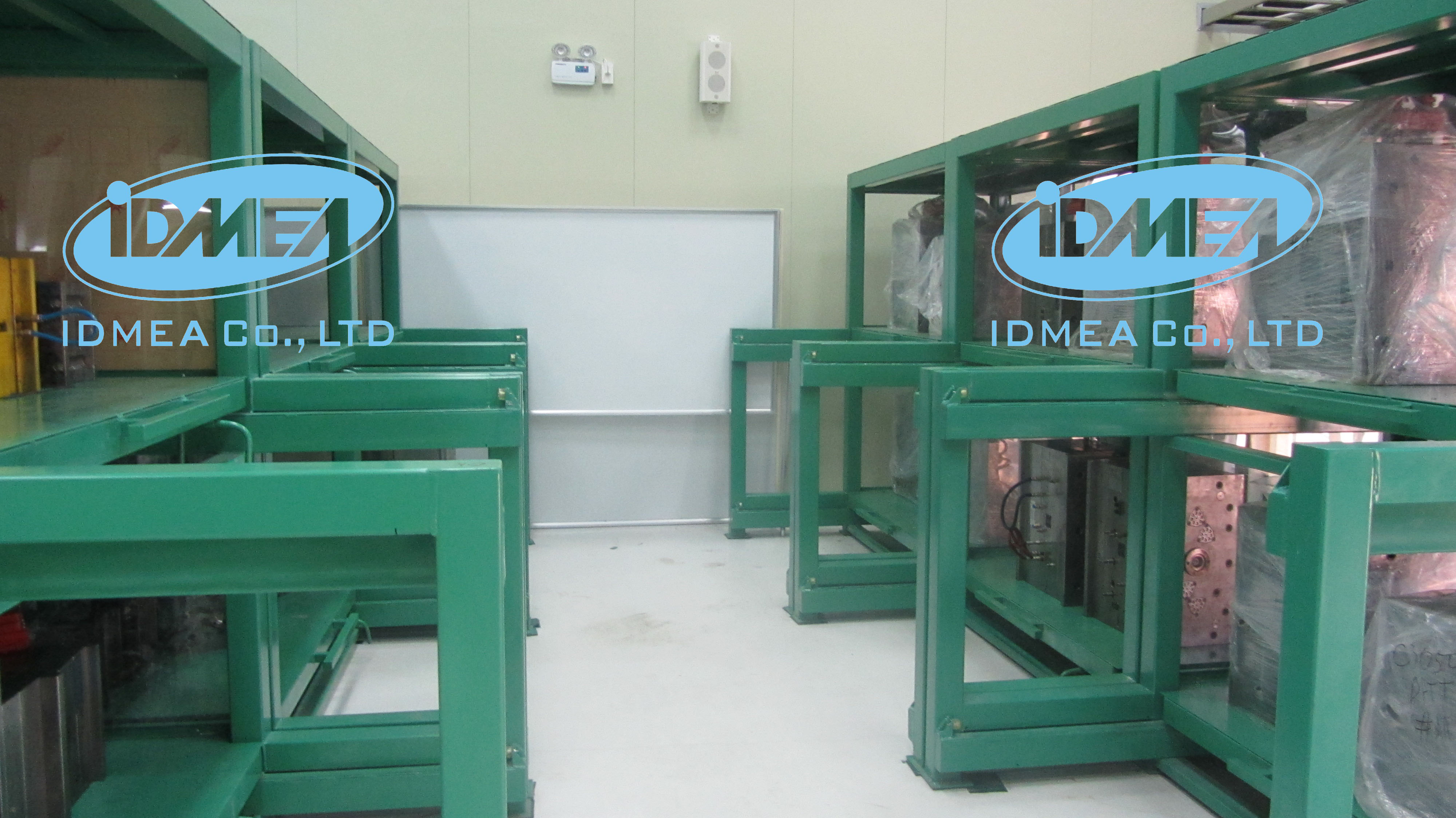 Plastic injection molds shelves