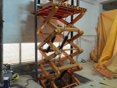 Hydraulic lift platform