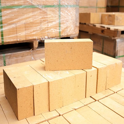 Aluminous fire brick