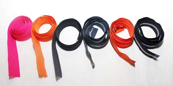 Plastic molded zipper