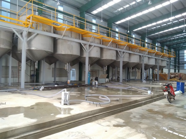 Latex mixing tank