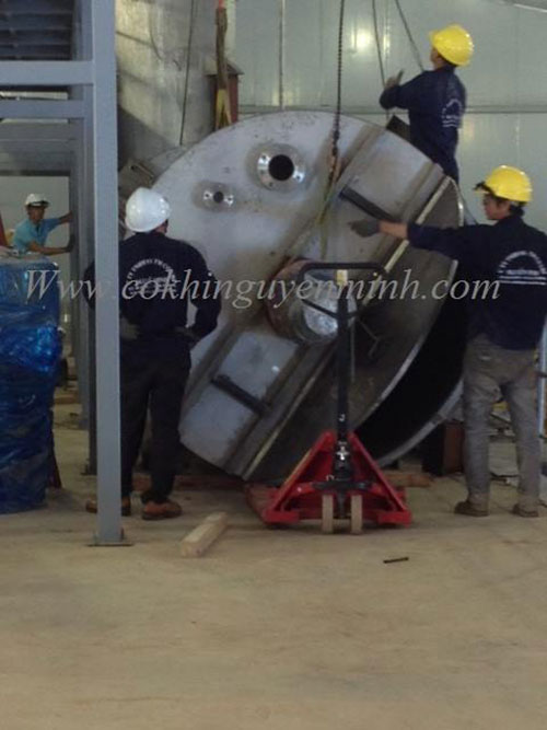 Vacuum mixing tank