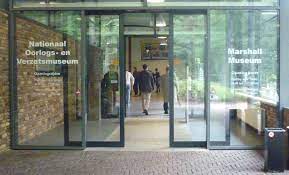 Automatic glass door
