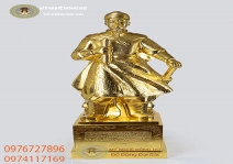 Gilding Tran Quoc Tuan statue