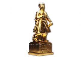 Gilding Tran Hung Dao statue