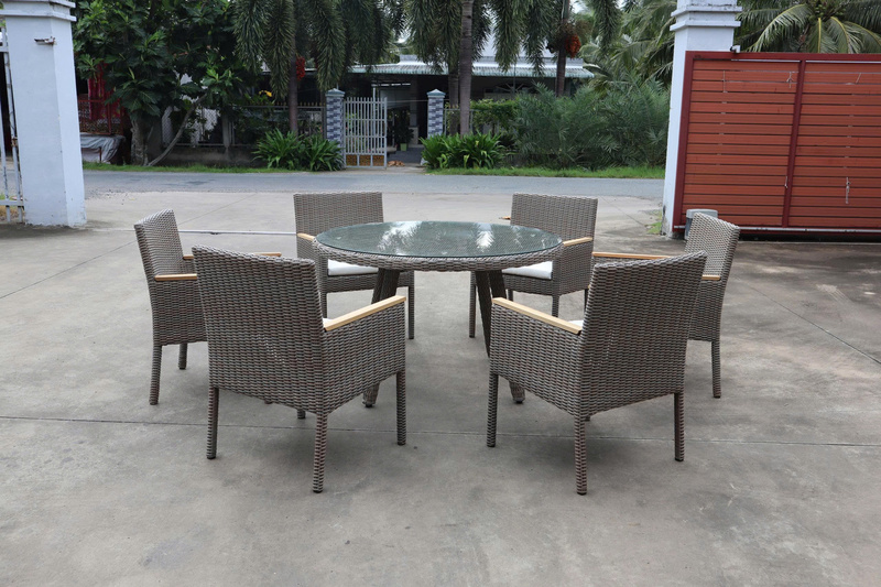 Poly rattan table and chairs