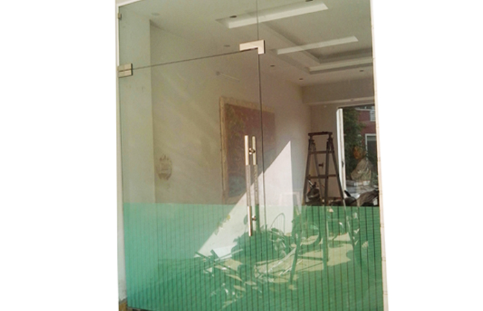 Hydraulic glass door