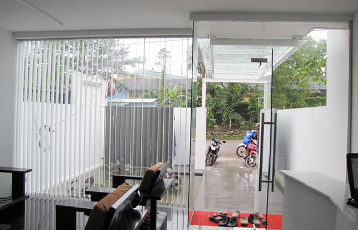 Hydraulic glass door