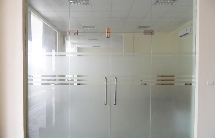 Hydraulic glass door
