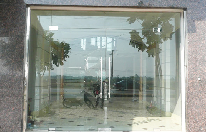 Hydraulic glass door