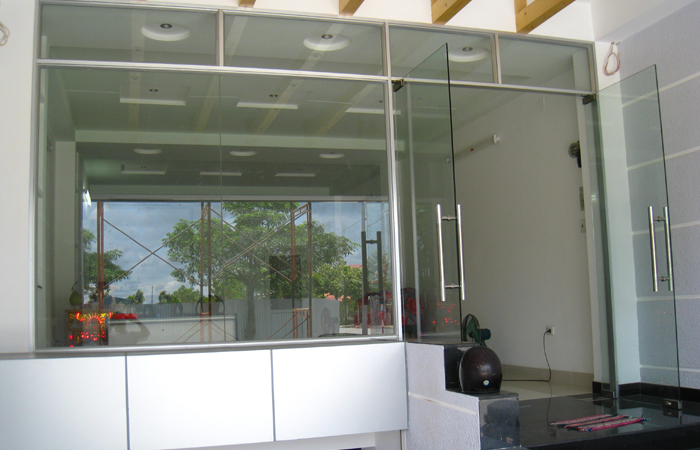 Hydraulic glass door
