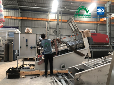 Sludge dewatering machine
