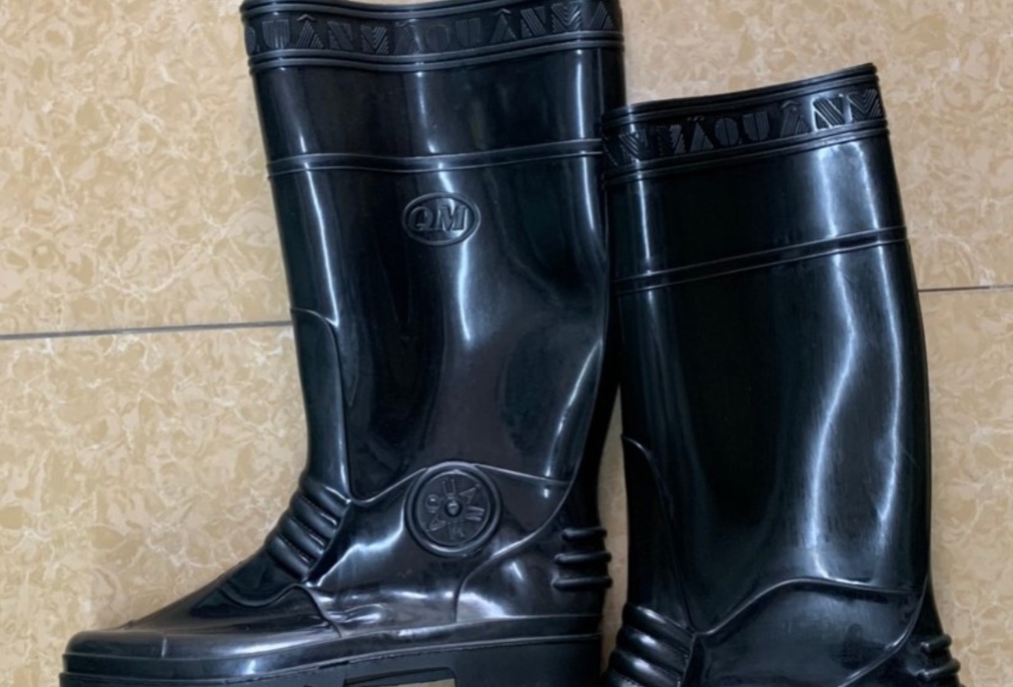 Quan Ma rubber boots