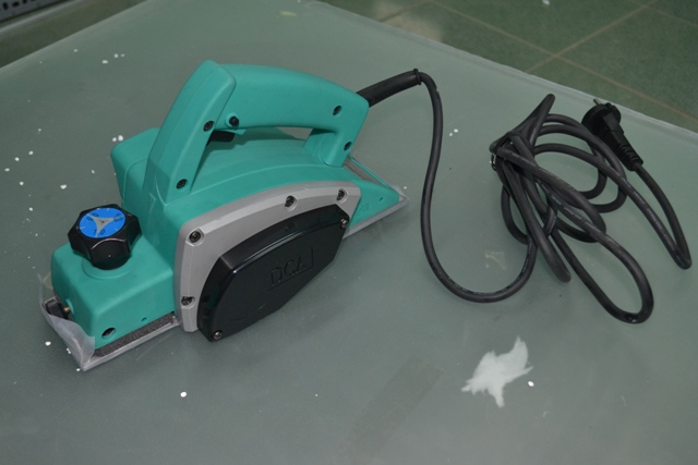 Hand-held roll planer