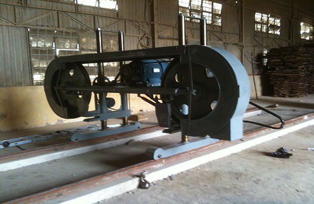 Wood sawing machine