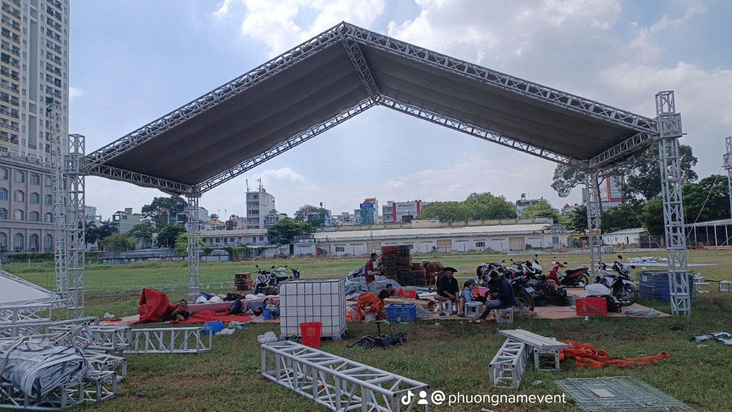 Rain covering tarpaulin