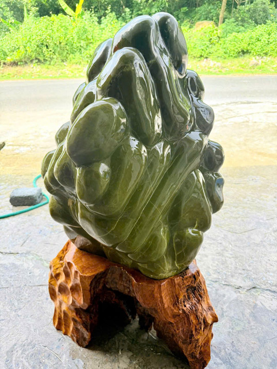 Serpentine stone block