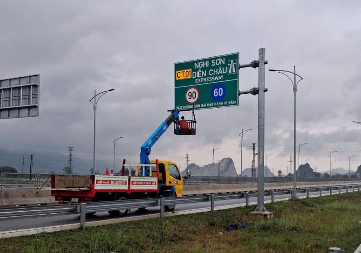 Expressway traffic sign installation