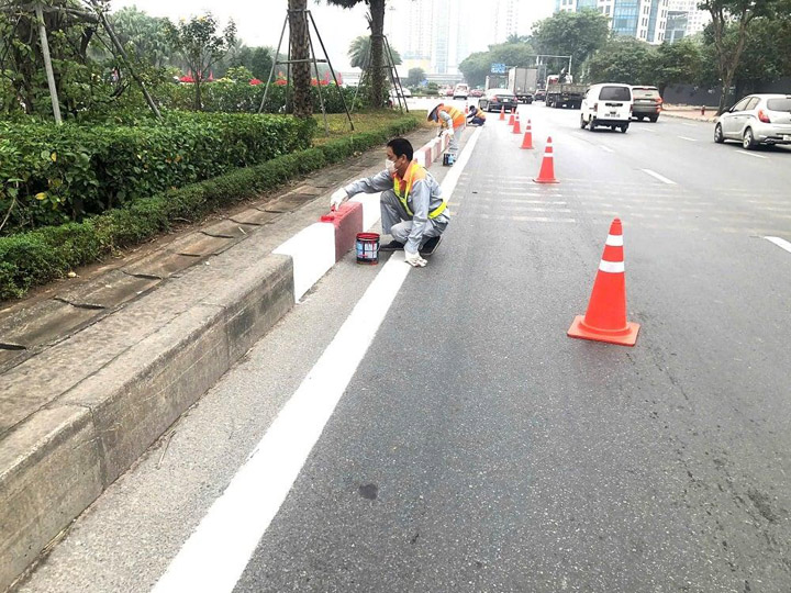 Traffic delineator post installation