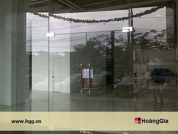 Hydraulic glass doors