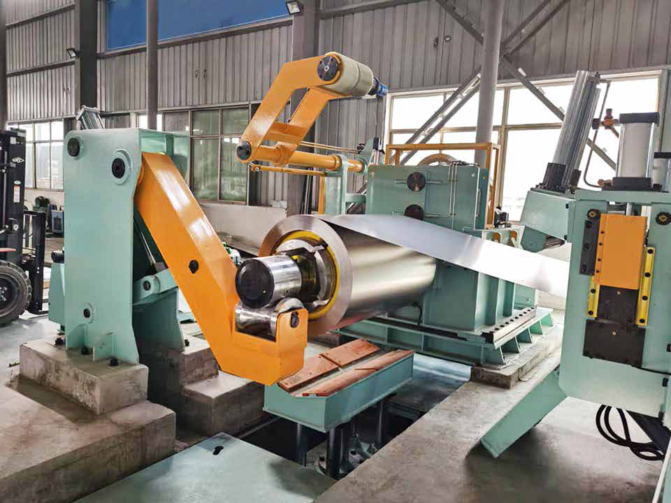Sheet cutting machine