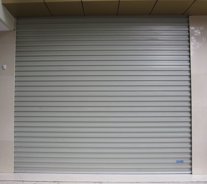 Automatic rolling door