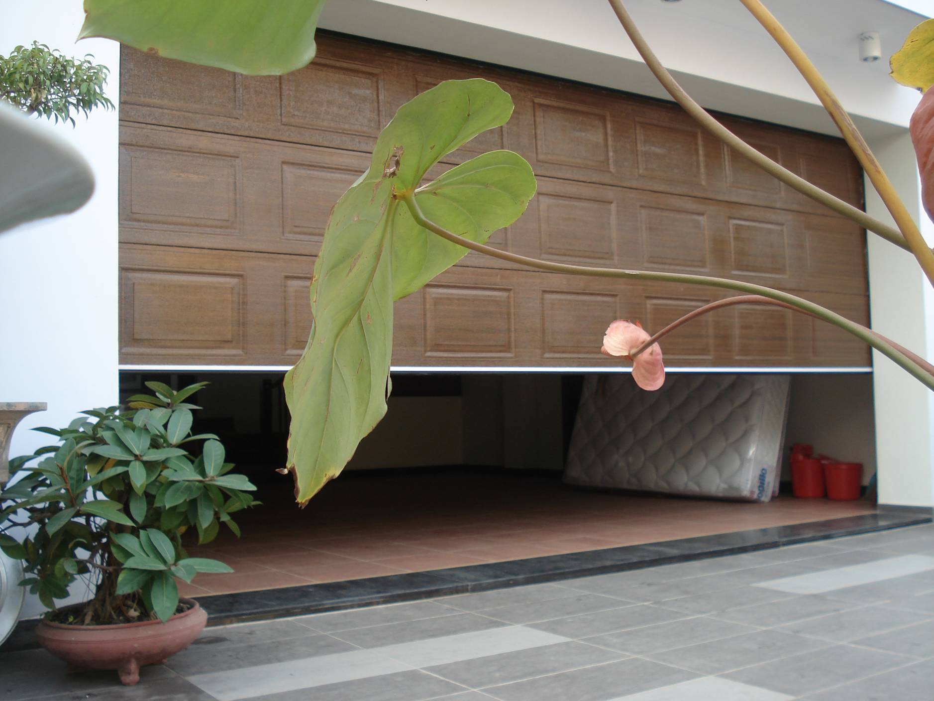 Automatic sliding door