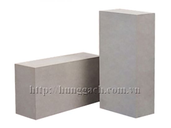 Alkaline refractory bricks