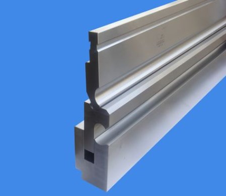 Blade for steel industry