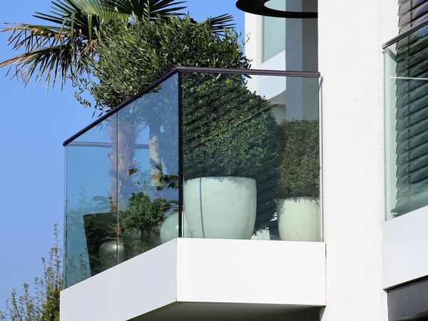 Aluminum glass railing