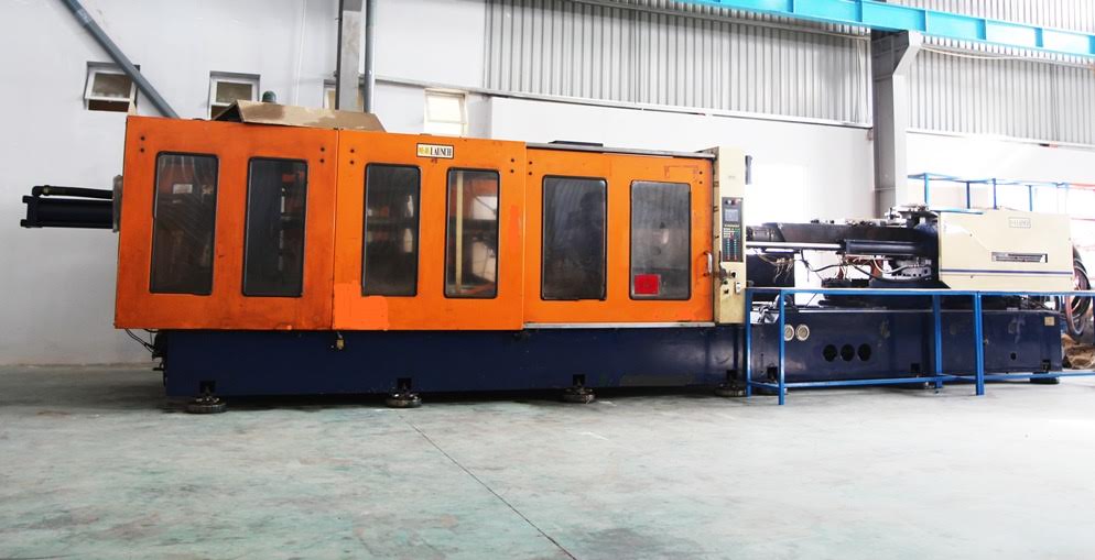 Plastic injection machine