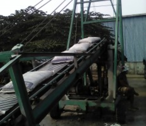 Wharf belt conveyor