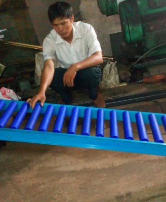 Plastic roller conveyor