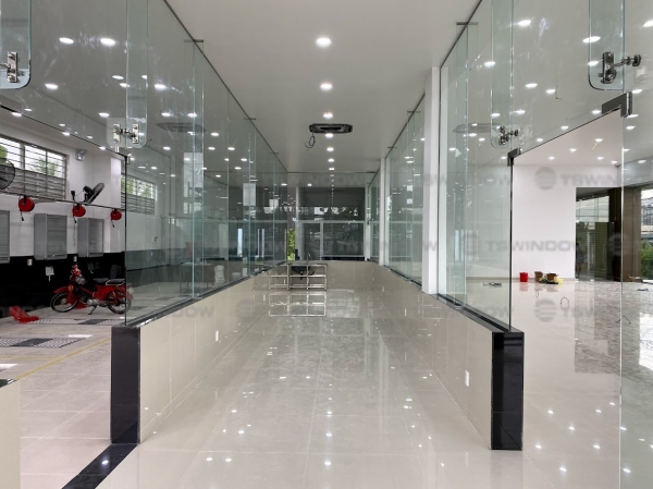 Glass partition hinged floor