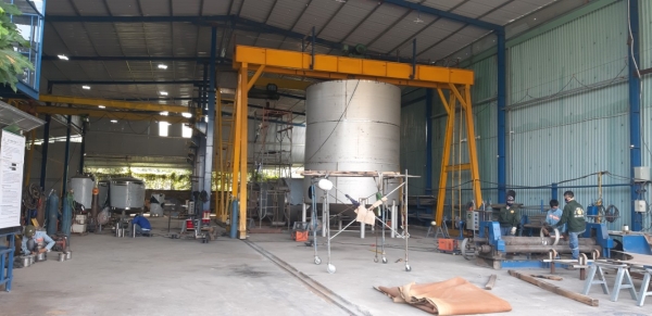 Intermediate industrial tank system