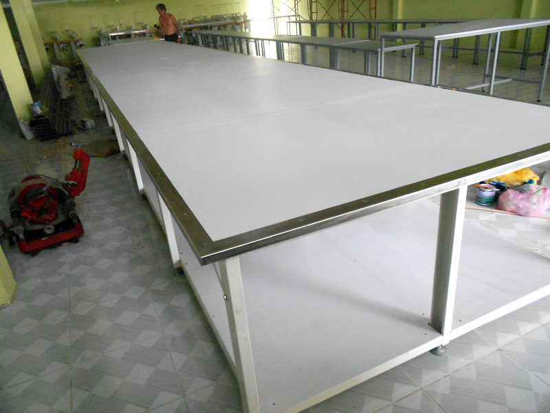 Fabric cutting table
