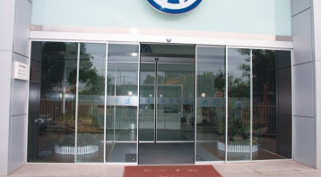 Automatic glass door
