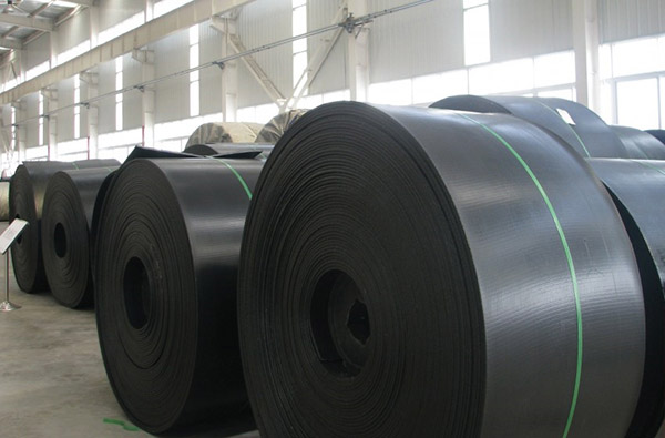 Heat resistant rubber conveyor belts