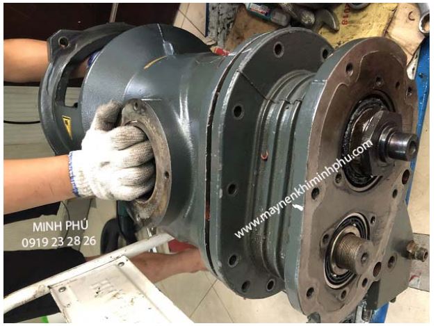 Removing air compressor head