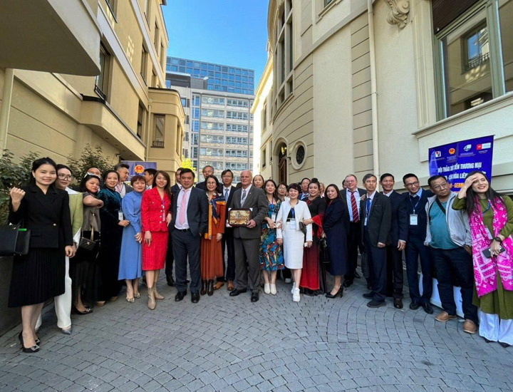 Hoa Lam Staff Team