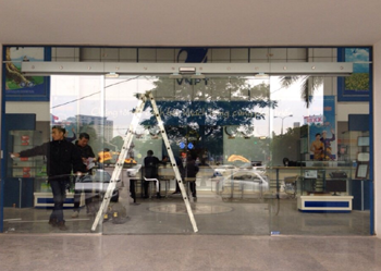 Automatic glass door