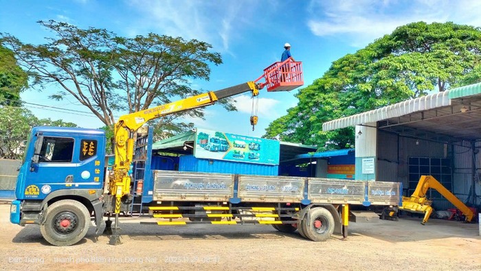 Cargo lifting and hoisting service