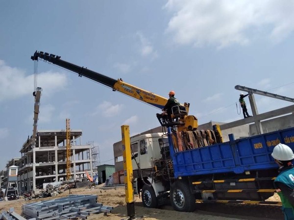 Cargo lifting and hoisting service