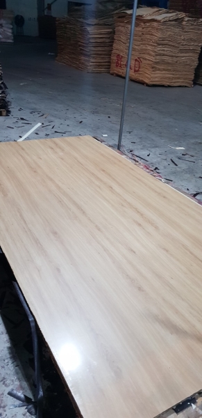 Glossy glued plywood