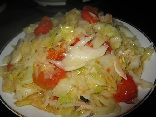Stir-fried cabbage and tomato
